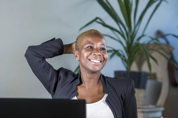 Retrato Corporativo Jovem Feliz Bem Sucedido Negro Afro Americano Mulher — Fotografia de Stock