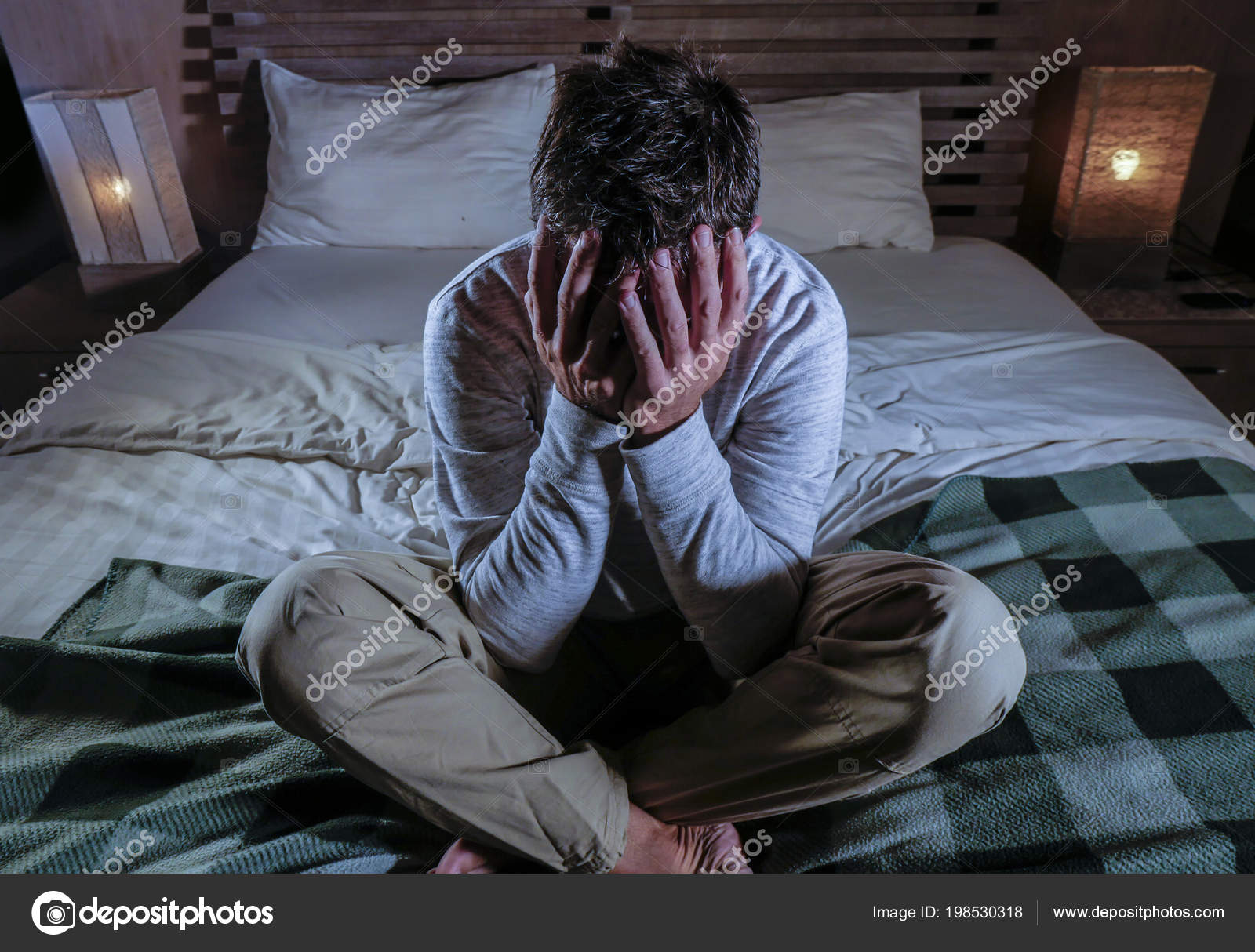 Dentro Casa Retrato Jovem Desesperado Deprimido Homem Casa Quarto Sentado —  Foto © TheVisualsYouNeed 198530318