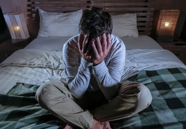 Retrato Interior Hombre Joven Desesperado Deprimido Casa Dormitorio Sentado Cama — Foto de Stock