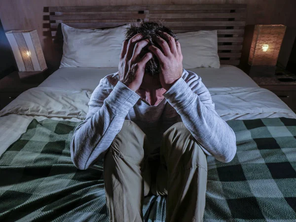 Porträt Eines Jungen Verzweifelten Und Depressiven Mannes Hause Schlafzimmer Der — Stockfoto