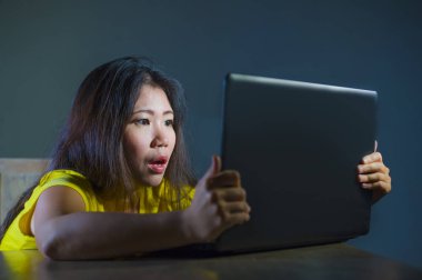 dramatik portresi korkmuş ve sosyal ortam parola kesmek internet ile Asya genç kız ya da genç kadın siber zorbalık acı dizüstü bilgisayar ile takip ve taciz Korece vurguladı