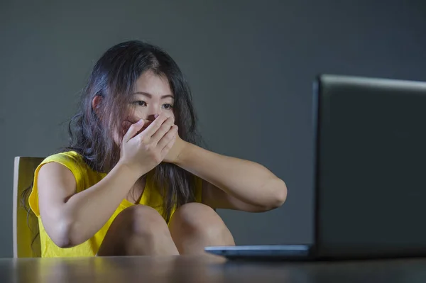Молодая Довольно Шокирована Удивлена Азиатская Кореянка Смотрит Напряженно Ноутбук Чувствуя — стоковое фото