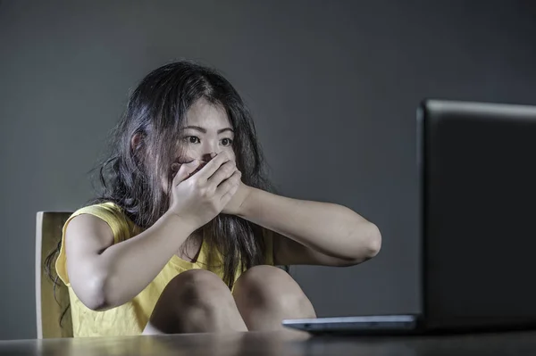 Jonge Behoorlijk Geschokt Verbaasd Aziatische Koreaans Meisje Zoek Bij Laptopcomputer — Stockfoto