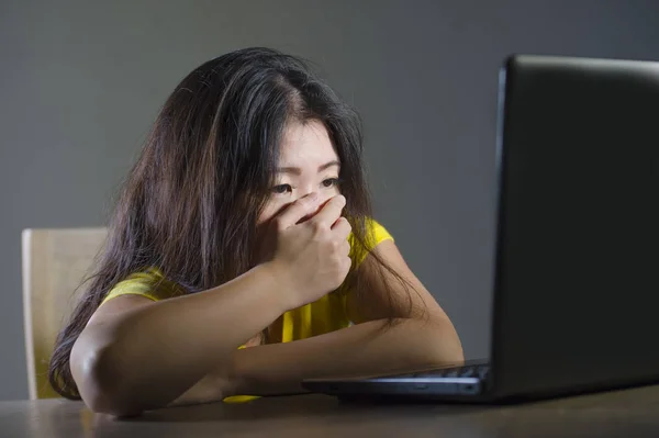 劇的な肖像画が怖いし ソーシャル メディア パスワード ハッキング インターネットでアジア韓国サイバーいじめに苦しんでいるラップトップ コンピューターとティーンエイ ジャーの少女や若い女性をストーカーして嫌がらせを強調 — ストック写真
