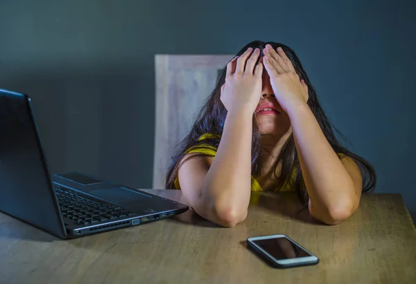 Dramatische Portret Van Verdrietig Bang Jongedame Die Betrekking Hebben Gezicht — Stockfoto