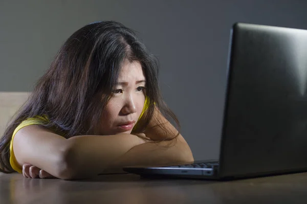 Jonge Behoorlijk Geschokt Verbaasd Aziatische Koreaanse Vrouw Zoek Bij Laptopcomputer — Stockfoto