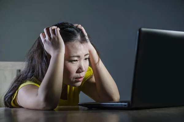 かなり怖いと圧倒されるアジア韓女の子強調感のラップトップ コンピューターで落ち込んで インターネット社会のメディアにストーカーされている概念をいじめの恐怖 — ストック写真