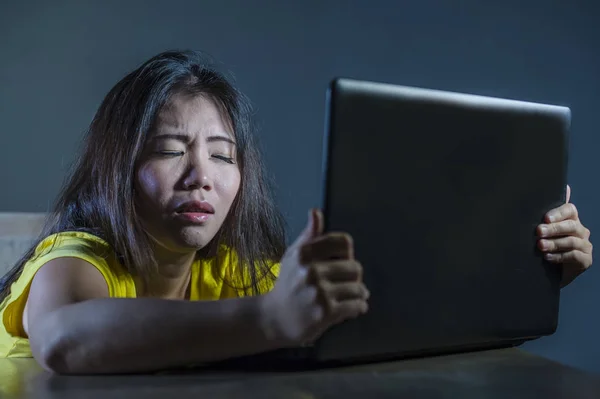 Joven Bastante Asustado Abrumado Chica Coreana Asiática Mirando Estresado Ordenador — Foto de Stock