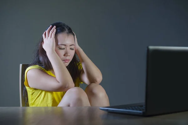 探している女性を強調した感じのラップトップ コンピューターでかなり怖いと圧倒されるアジア韓国の若い落ち込んで インターネット社会のメディアにストーカーされている概念をいじめの恐怖 — ストック写真