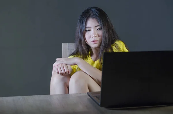 Jovem Muito Assustado Sobrecarregado Asiático Coreano Mulher Olhando Estressado Laptop — Fotografia de Stock