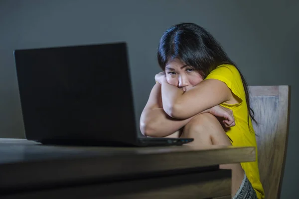 Jeune Femme Coréenne Asiatique Assez Effrayée Dépassée Regardant Ordinateur Portable — Photo