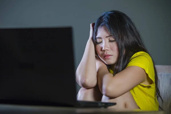 Young Pretty Scared Overwhelmed Asian Korean Woman Looking Stressed Laptop — Stock Photo, Image