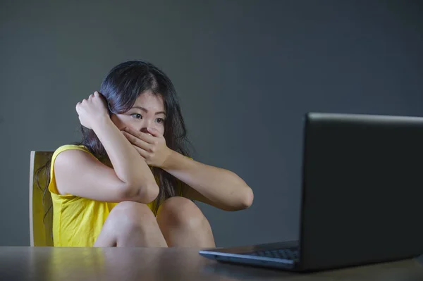 Молодая Довольно Шокирована Удивлена Азиатская Девушка Смотрит Напряженно Ноутбук Компьютер — стоковое фото