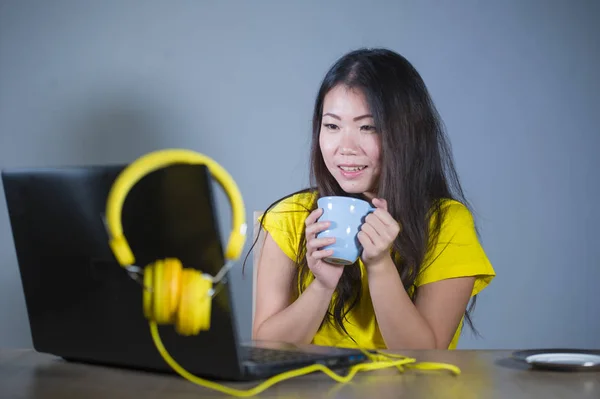 Młoda Ładna Szczęśliwy Azjatycka Koreański Kobieta Turystycznej Korzystających Internetu Komputerze — Zdjęcie stockowe