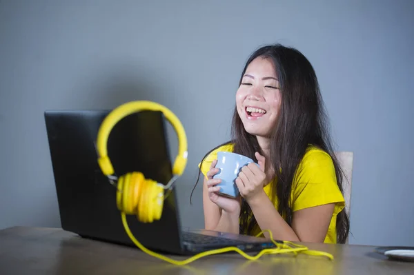 Genç Güzel Mutlu Asyalı Koreli Kadın Neşeli Sahip Gülüyor Dizüstü — Stok fotoğraf