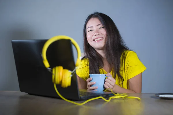 Młoda Ładna Szczęśliwy Azjatycka Koreański Kobieta Turystycznej Korzystających Internetu Komputerze — Zdjęcie stockowe