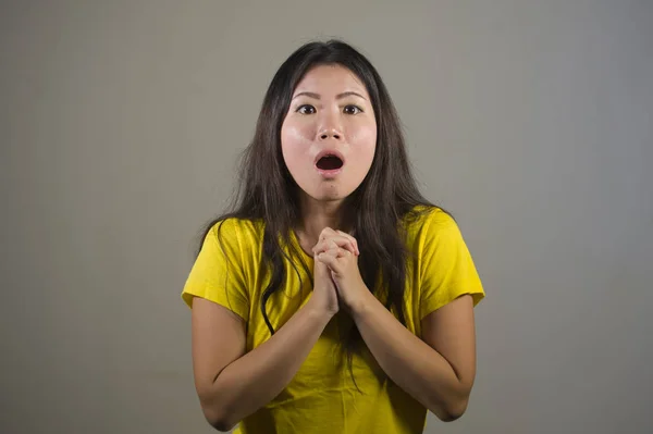 Jovem Bonita Espantada Asiático Coreano Menina Surpreendido Chocado Maravilha Surpresa — Fotografia de Stock