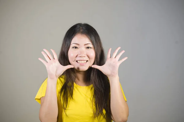 Jonge Mooi Gelukkig Aziatische Koreaanse Vrouw Die Lacht Vrolijk Poseren — Stockfoto
