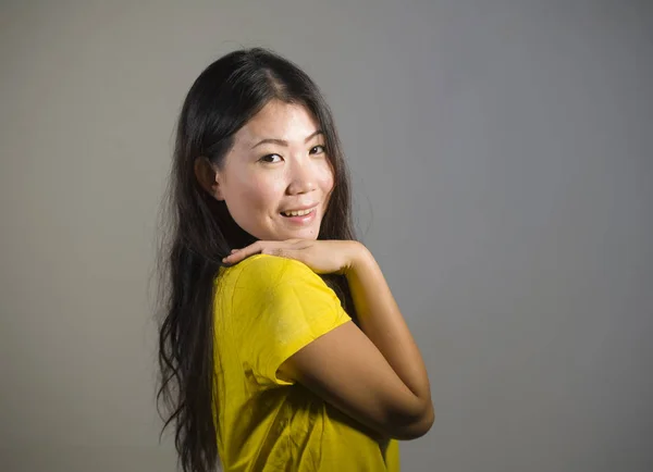 Молодая Красивая Счастливая Азиатская Кореянка Улыбается Веселой Позой Натуральной Свежей — стоковое фото