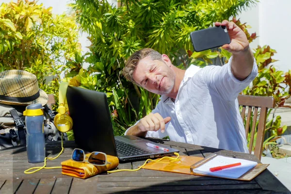 Unga Attraktiva Och Glad Digital Nomad Man Arbetar Utomhus Från — Stockfoto