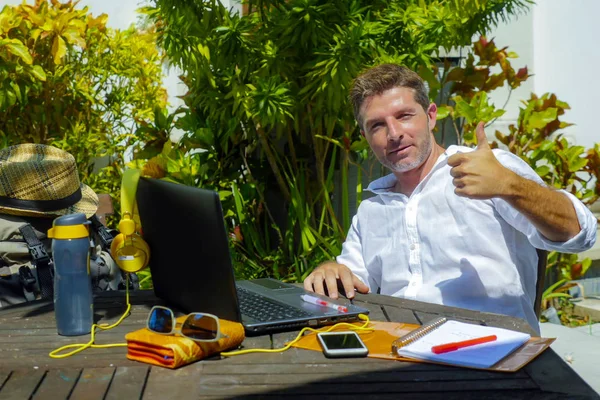 Unga Attraktiva Och Glad Digital Nomad Man Arbetar Utomhus Från — Stockfoto