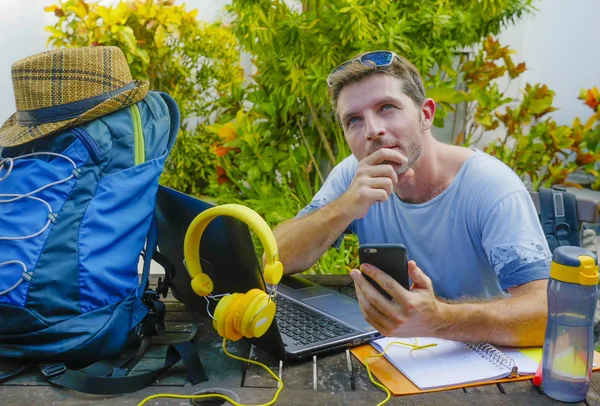 Unga Attraktiva Och Glad Digital Nomad Man Arbetar Utomhus Med — Stockfoto