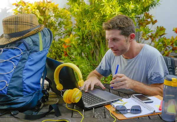 Unga Attraktiva Och Glad Digital Nomad Man Arbetar Utomhus Med — Stockfoto