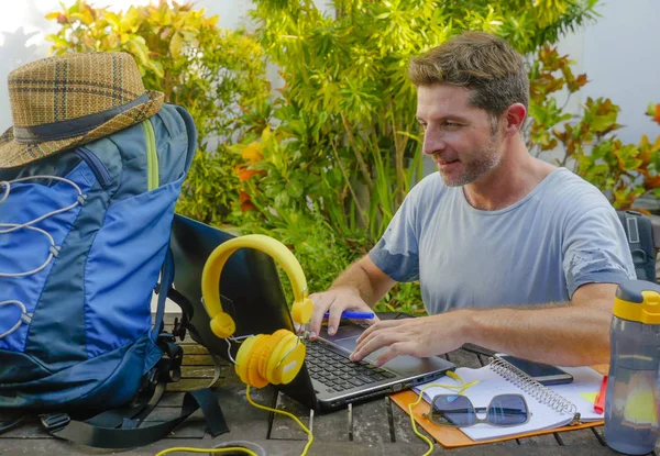 Unga Attraktiva Och Glad Digital Nomad Man Arbetar Utomhus Med — Stockfoto