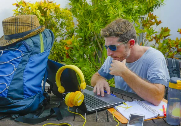 Unga Attraktiva Och Glad Digital Nomad Man Arbetar Utomhus Med — Stockfoto