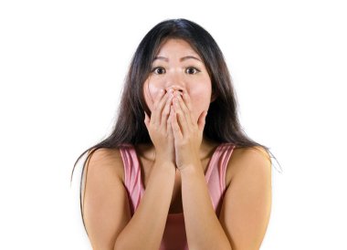 Genç güzel ve hayret ve şaşkınlık ve güvensizlik yüz ifadesinde beyaz arka plan üzerinde izole ellerle ağız kapsayan sürpriz şok Asyalı Koreli kadın hayran