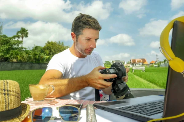 Unga Attraktiva Digital Nomad Man Eller Fotograf Arbetar Rad Utomhus — Stockfoto