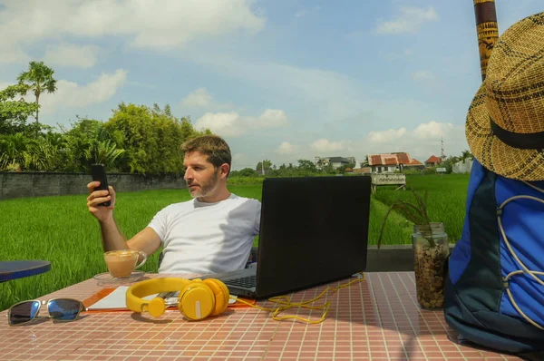 Joven Atractivo Hombre Nómada Digital Que Trabaja Línea Aire Libre Imagen De Stock