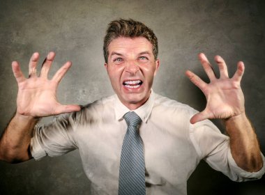 kravat çığlık stresli ve sinirli stres ifade üzerinde genç çılgın ve umutsuz dağınık iş adamı boğulmuş ve office sorun izole arka plan overworked