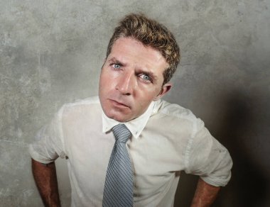 kravat görünümlü otoriter kızgın ve sanki ne olduğunu merak ya da office sorun izole arka plan üzerinde bağımlı azar meraklı genç ciddi ve üzgün iş adamı