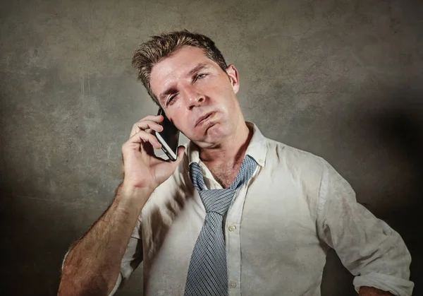 Joven Cansado Agotado Desordenado Hombre Negocios Perder Corbata Hablando Teléfono —  Fotos de Stock