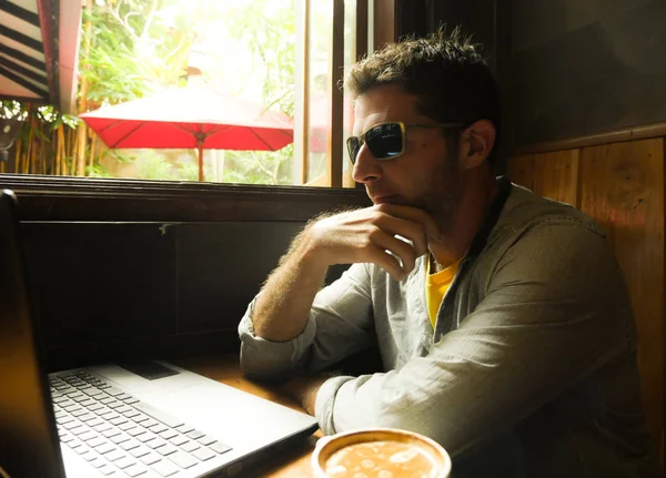 Привабливий Вдумливий Зайнятий Тисячолітній Чоловік Працює Інтернет Кафе Комп Ютерним — стокове фото