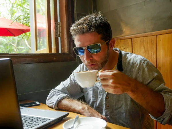 Ελκυστική Ευτυχισμένη Και Επιτυχημένη Χιλιετή Νεαρός Εργάζεται Από Internet Καφέ — Φωτογραφία Αρχείου