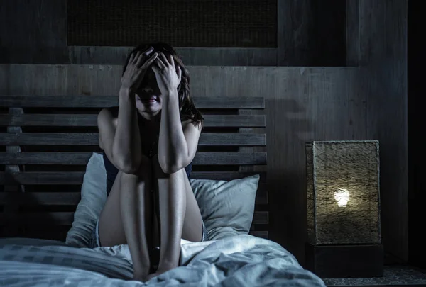 Молода Сумна Депресивна Жінка Сидить Ліжку Вдумлива Стурбована Проблемою Або — стокове фото