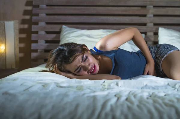 Muda Menarik Wanita Asia Latin Campuran Berbaring Tempat Tidur Menderita — Stok Foto