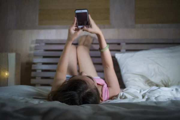 Mooi Gelukkig Meisje Liggend Bed Glimlachend Flirten Internet Sociale Media — Stockfoto