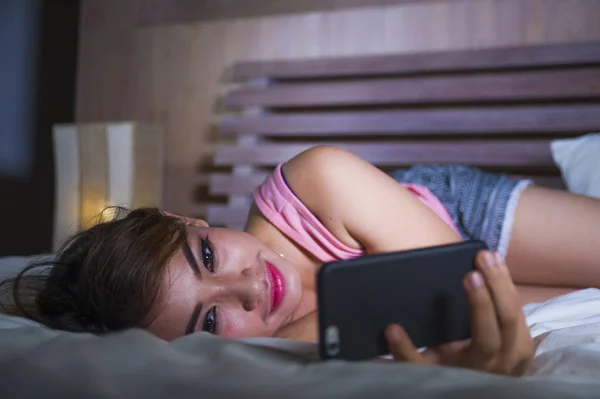 Jovem Mulher Bonita Feliz Deitada Cama Sorrindo Flertando Internet Aplicativo — Fotografia de Stock