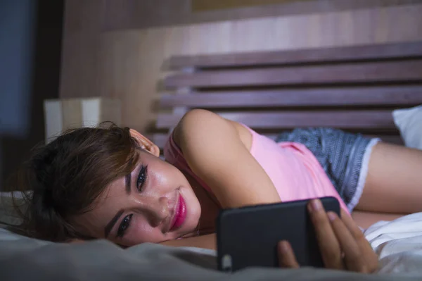 Mooi Gelukkig Meisje Liggend Bed Glimlachend Flirten Internet Sociale Media — Stockfoto