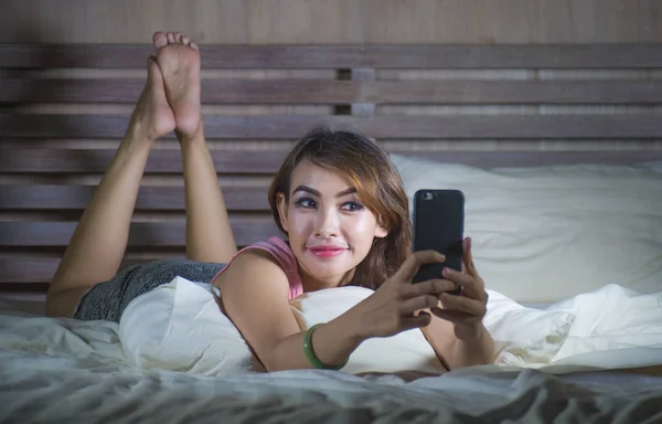 Молодая Красивая Счастливая Девушка Лежит Кровати Улыбаясь Флиртуя Интернете Приложение — стоковое фото