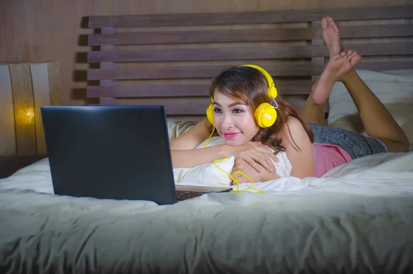 Молодая Красивая Счастливая Девушка Смотрит Линии Интернет Кино Ноутбуке Cpmputer — стоковое фото