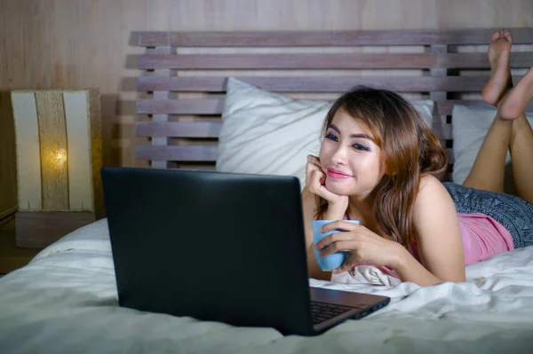 Fiatal Szép Boldog Diák Élvezi Ágyban Laptop Számítógép Néz Internet — Stock Fotó