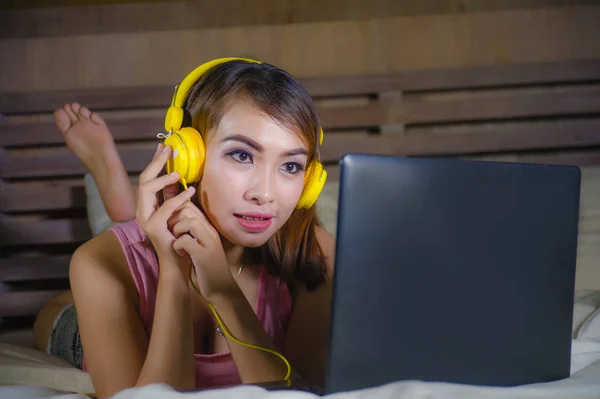 Młoda Dziewczyna Piękny Szczęśliwy Słuchania Muzyki Żółtym Słuchawki Laptop Komputer — Zdjęcie stockowe