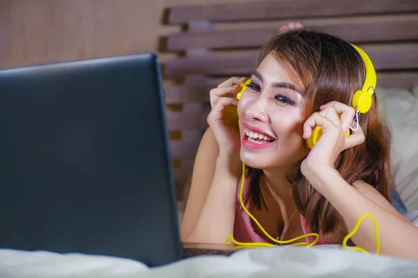 Jovem Menina Bonita Feliz Ouvir Música Com Fones Ouvido Amarelos — Fotografia de Stock