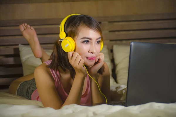 Młoda Dziewczyna Piękny Szczęśliwy Oglądając Linii Internet Movie Laptopa Cpmputer — Zdjęcie stockowe