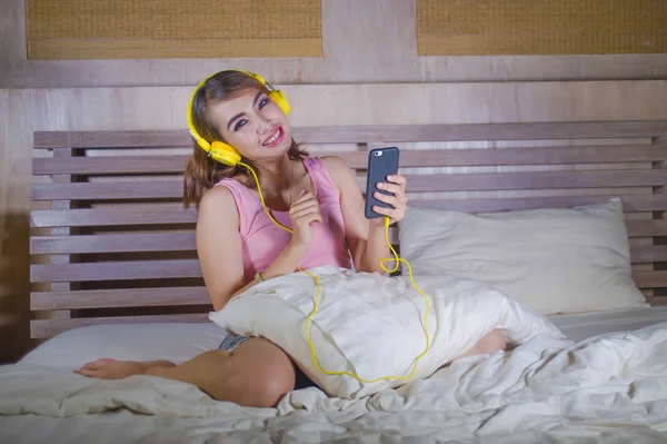 Jovem Menina Atraente Feliz Cama Com Fones Ouvido Amarelos Ouvindo — Fotografia de Stock