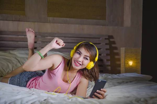 Jovem Menina Atraente Feliz Cama Com Fones Ouvido Amarelos Ouvir — Fotografia de Stock